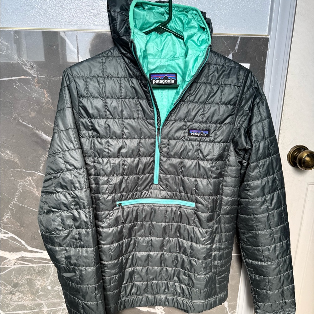Patagonia Quilted Puffer Pullover Jacket in Black with Teal Lining - Picture 4 of 10